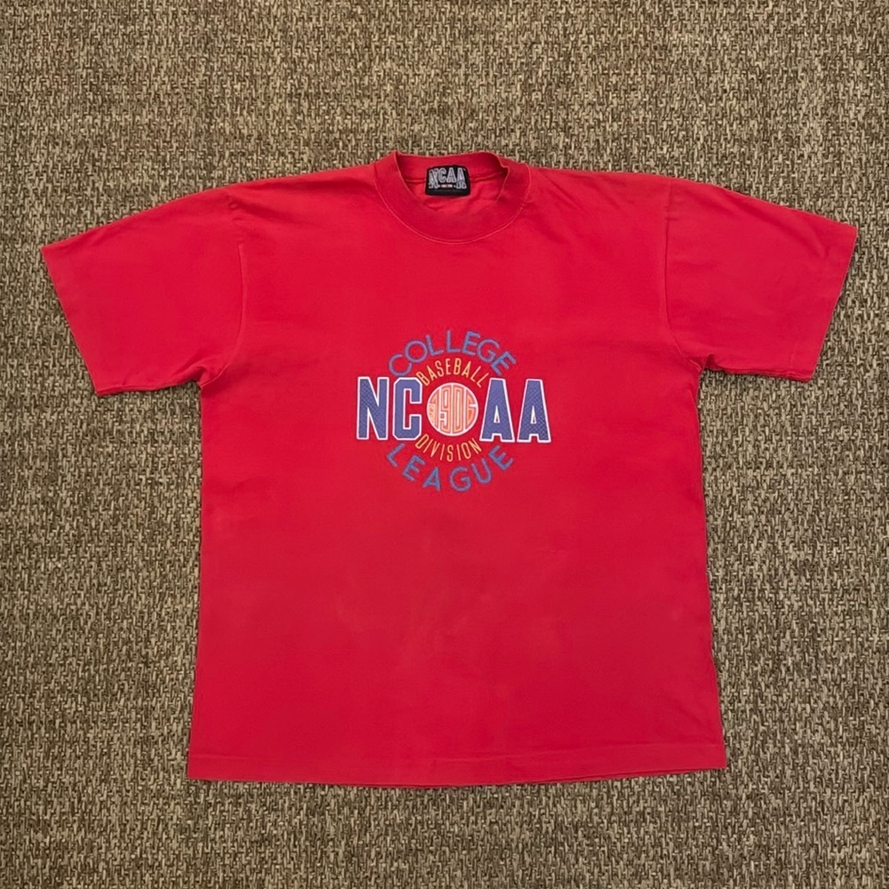 Vintage NCAA College League Baseball Division Tshirt